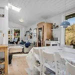 Well-maintained With Outdoor Shower And 5-person Outdoor Hot Tub, Close To The North Sea In Holiday home *