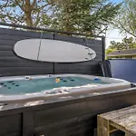 Well-maintained With Outdoor Shower And 5-person Outdoor Hot Tub, Close To The North Sea In Holiday home Klitmoller
