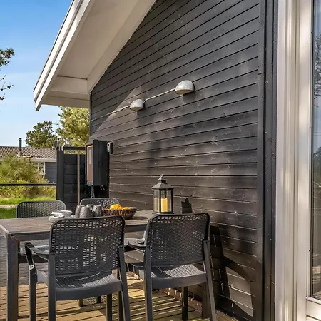 Well-maintained With Outdoor Shower And 5-person Outdoor Hot Tub, Close To The North Sea In Holiday home *