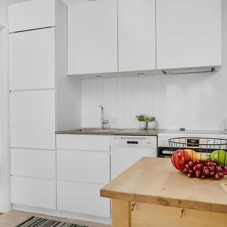 Well-maintained With Outdoor Shower And 5-person Outdoor Hot Tub, Close To The North Sea In