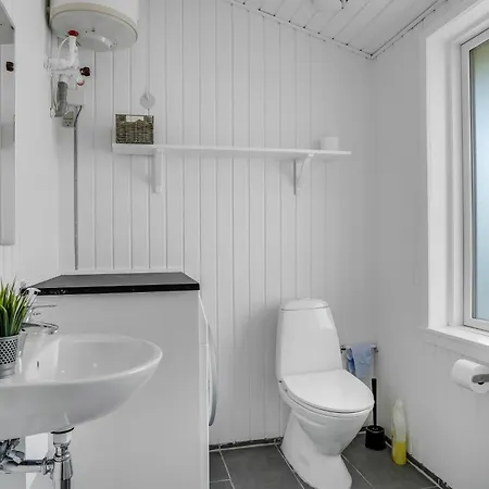 Well-maintained With Outdoor Shower And 5-person Outdoor Hot Tub, Close To The North Sea In Klitmøller