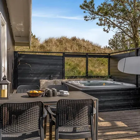 Well-maintained With Outdoor Shower And 5-person Outdoor Hot Tub, Close To The North Sea In