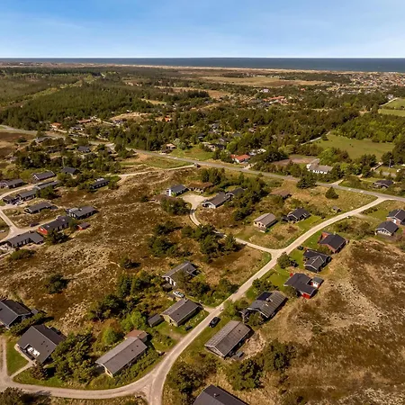 Well-maintained With Outdoor Shower And 5-person Outdoor Hot Tub, Close To The North Sea In Holiday home *