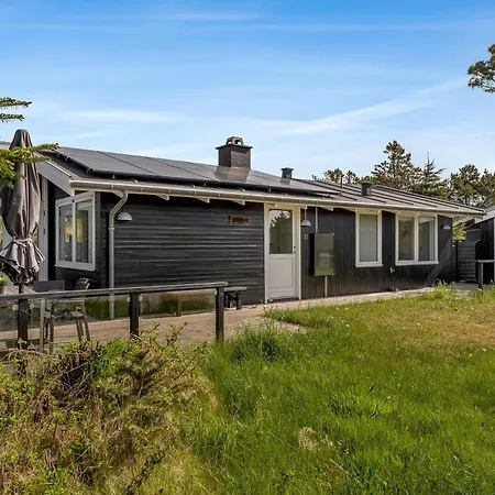 Well-maintained With Outdoor Shower And 5-person Outdoor Hot Tub, Close To The North Sea In *