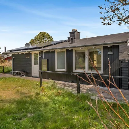 Well-maintained With Outdoor Shower And 5-person Outdoor Hot Tub, Close To The North Sea In Klitmoller