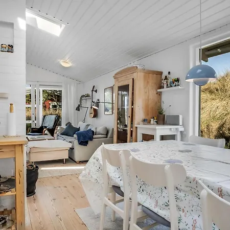 Well-maintained With Outdoor Shower And 5-person Outdoor Hot Tub, Close To The North Sea In Prázdninový dům *