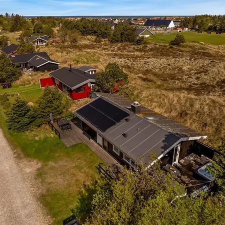 Well-maintained With Outdoor Shower And 5-person Outdoor Hot Tub, Close To The North Sea In Holiday home Klitmoller
